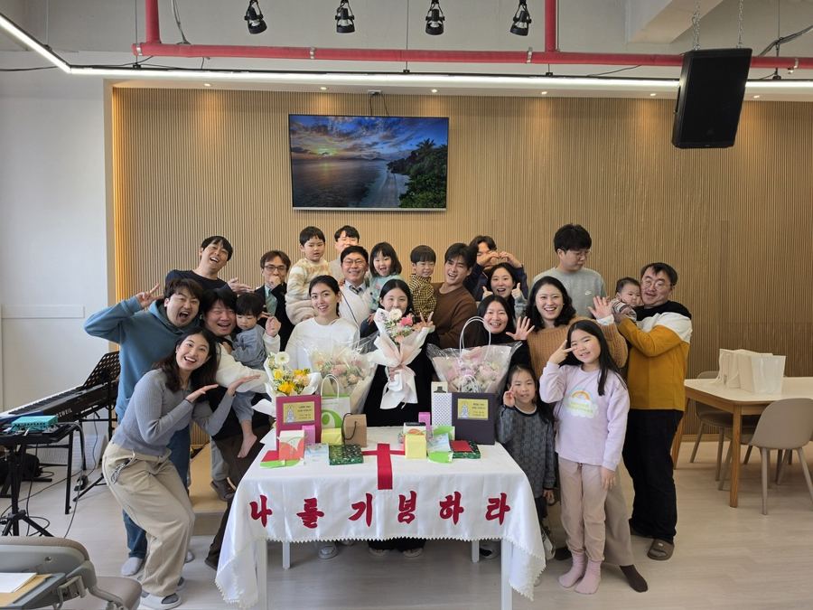 세례와 입교를 받은 성도들을 꽃다발과 선물로 축하하는 모습
